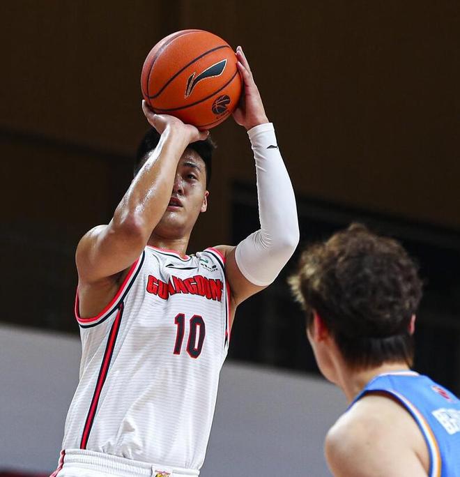 意甲赛后走向成谜，夏洛特黄蜂外线爆发，媒体盛赞，资深球员宣示担当(露娜绕口令完整版)